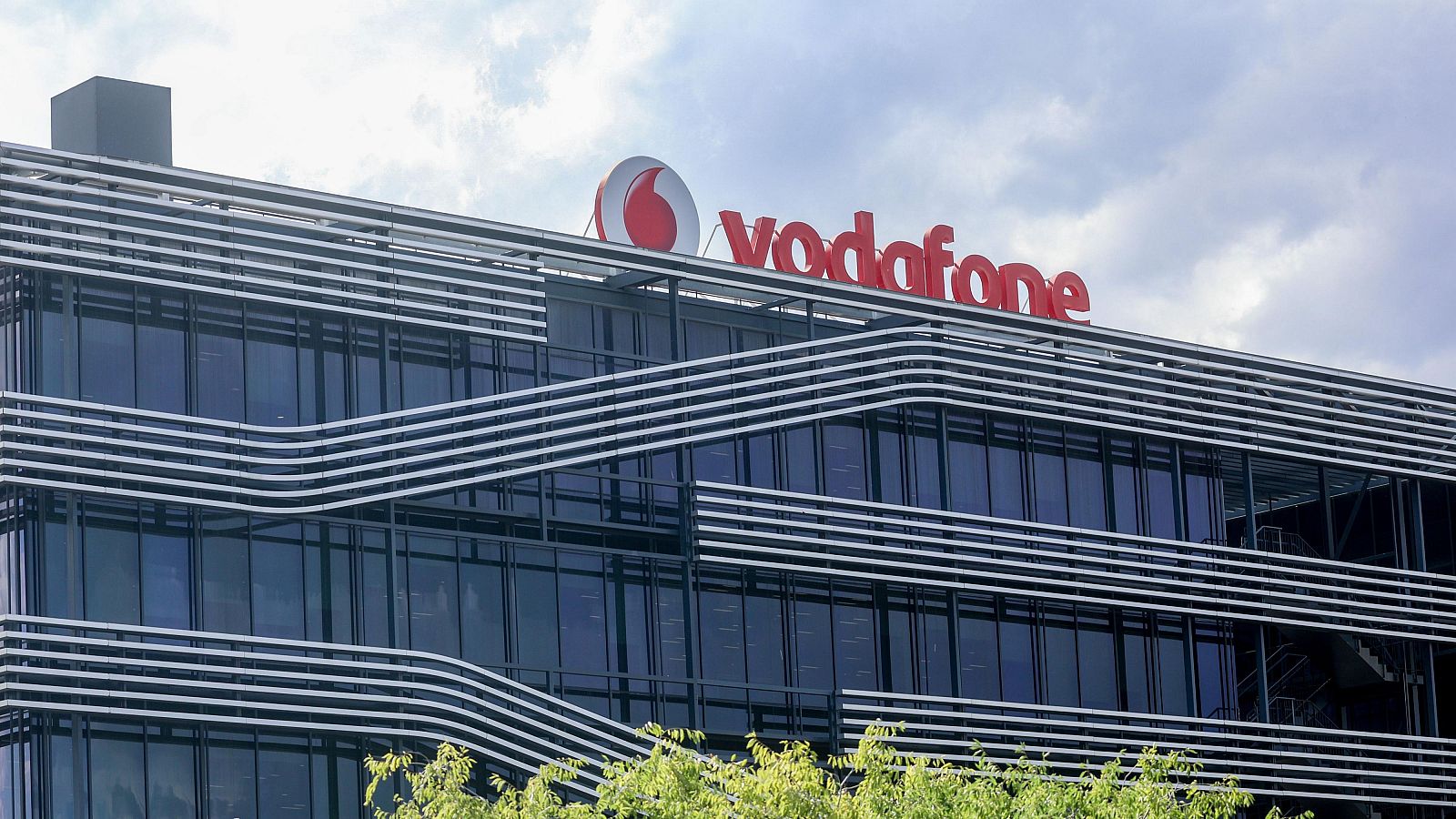 Fachada sede vodafone en Madrid/ Europa Press