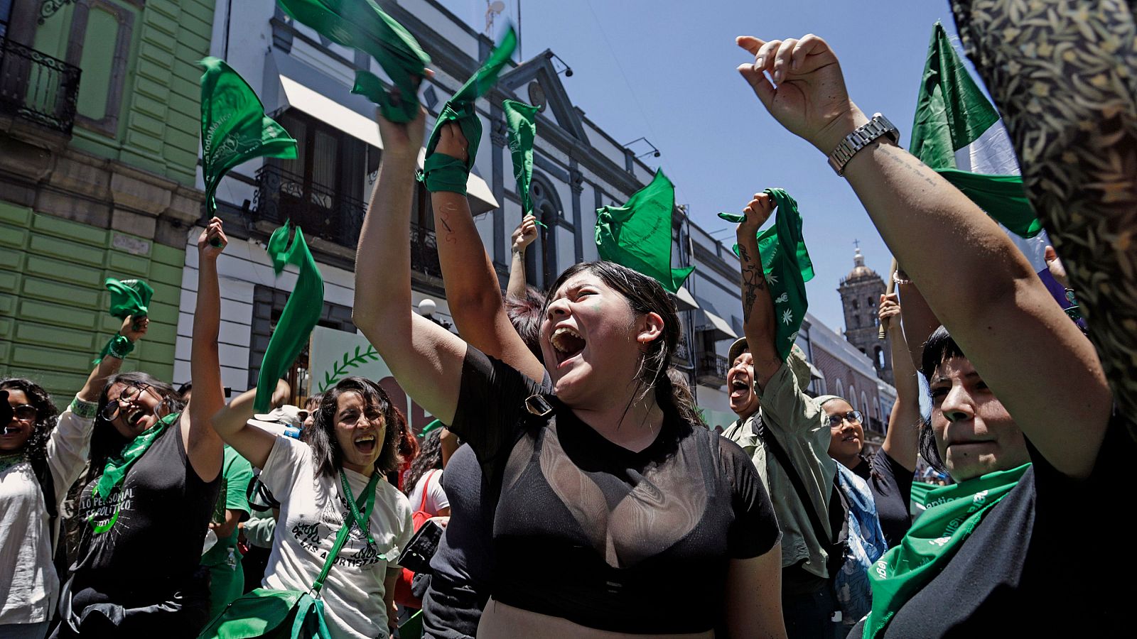 Varias mujeres celebran la despenalización del aborto en el estado mexicano de Puebla