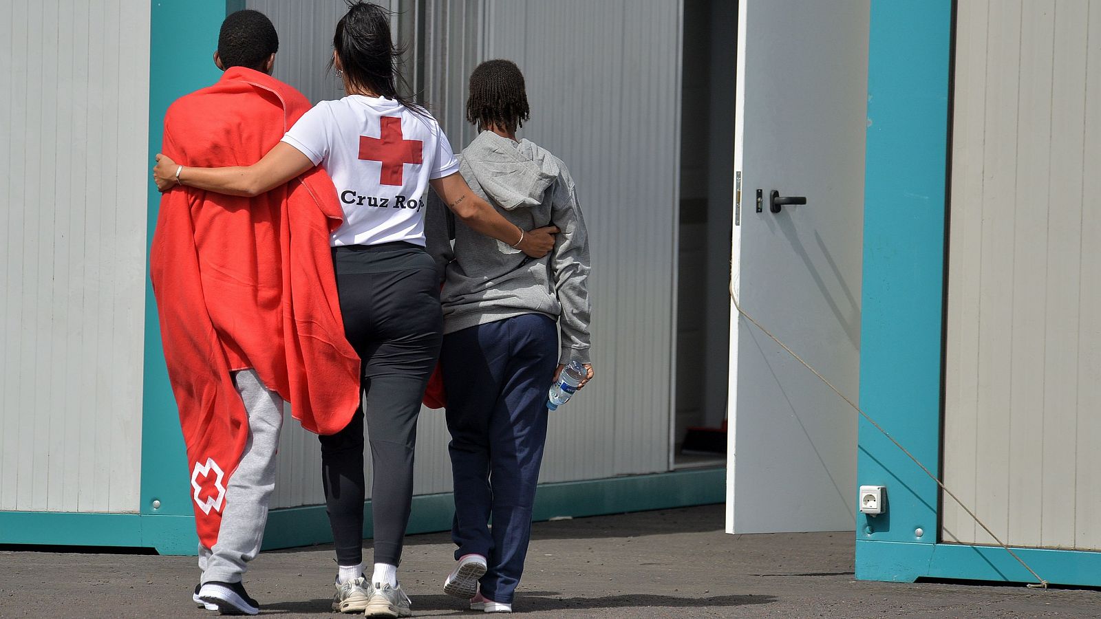 Mueren una niña de dos años y un joven de 20 tras llegar a la isla de El Hierro en cayuco. Imagen de inmigrantes atendidos en El Hierro