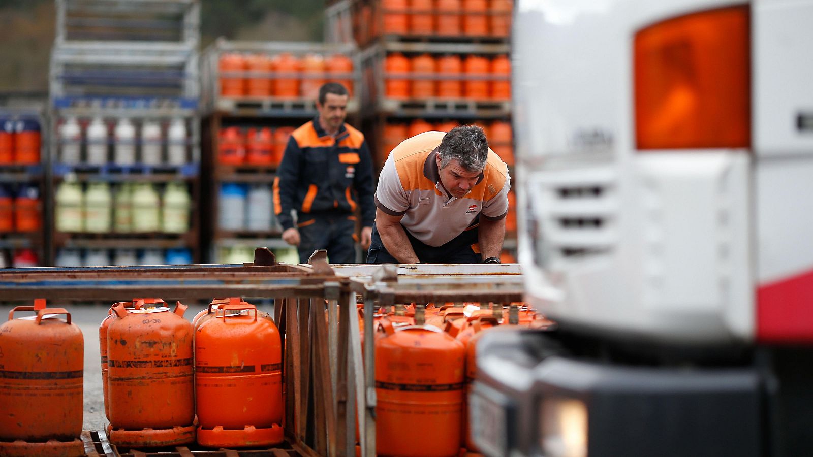 Un repartidor de bombonas de butano revisa las bombonas