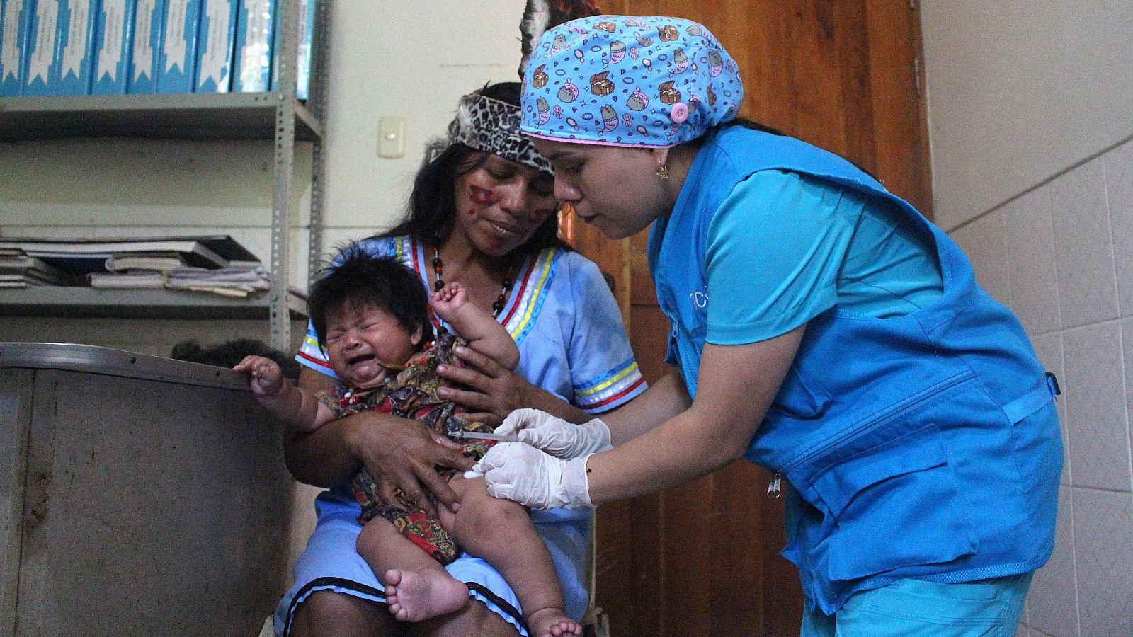 Una integrante de Unicef vacuna a un niño en la comunidad de Truenococha, en la Amazonía peruana.