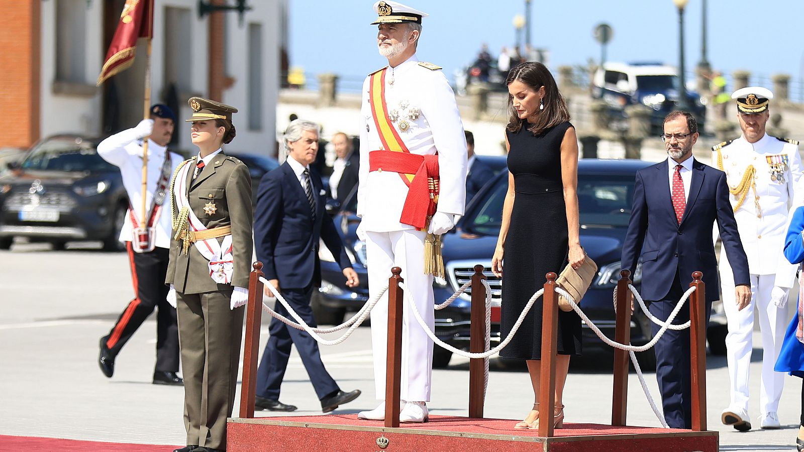 Los reyes y la princesa Leonor presiden la entrega de despachos en la Escuela Naval Militar en Marín, en Pontevedra