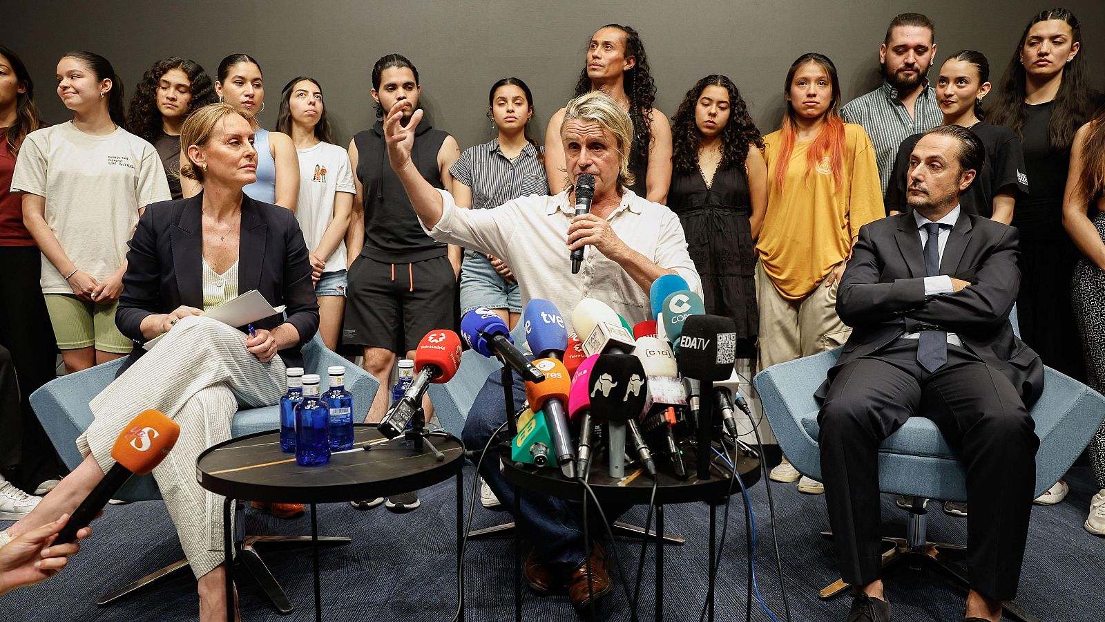 Nacho Cano acompañado de los bailarines que trabajaron en su musical