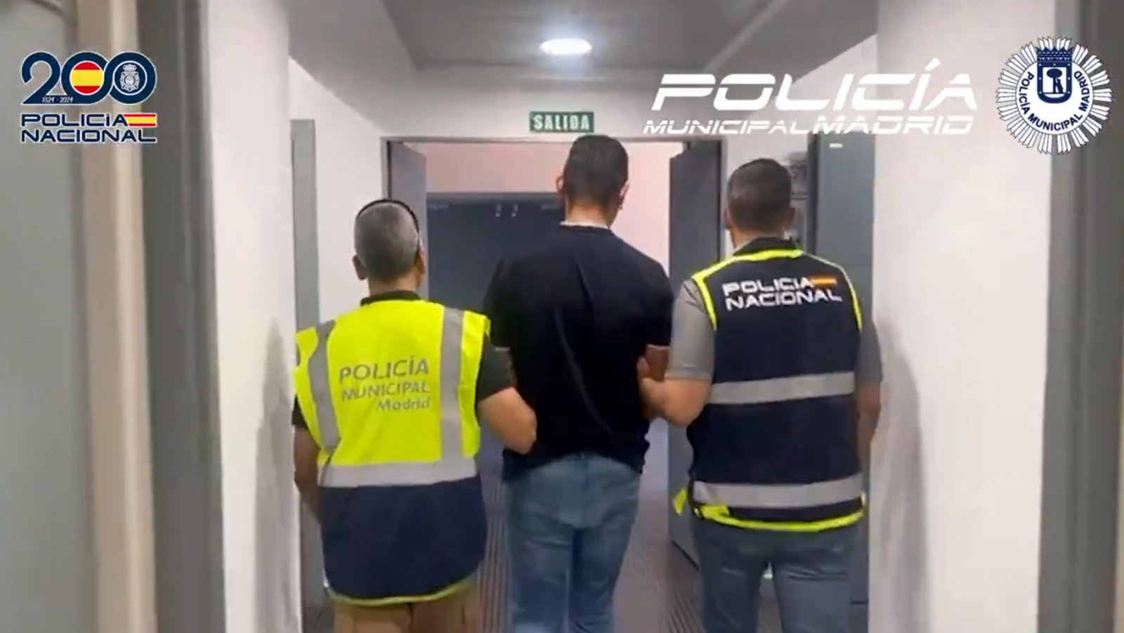 Fotograma del vídeo de la detención del fugitivo por la policía