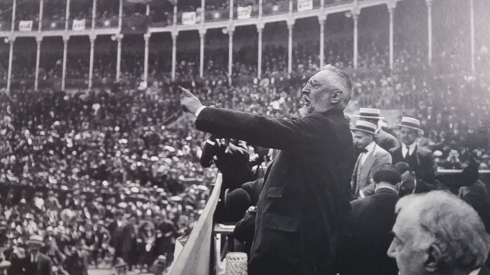 Unamuno en la antigua plaza de toros de las Ventas en 1917