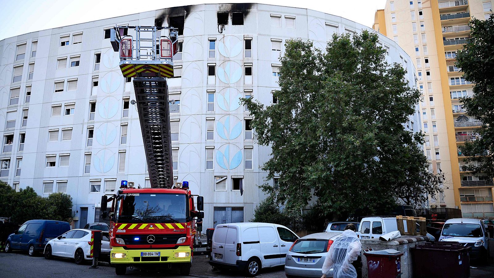 Mueren al menos siete personas en un incendio en Niza. Imagen: bomberos franceses extinguen el incendio en Niza, Francia.