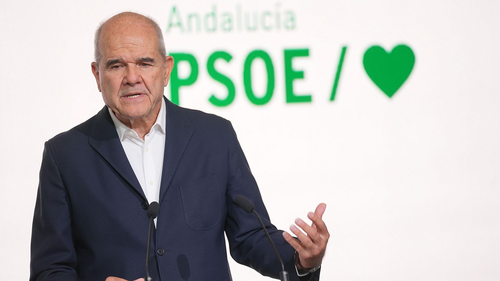 El expresidente de la Junta de Andalucía, Manuel Chaves, durante una rueda de prensa que ha ofrecido en la sede del PSOE-A.