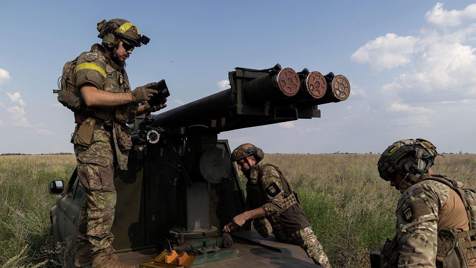 Militares ucranianos con un lanzacohetes casero en la línea del frente, en la región de Donetsk