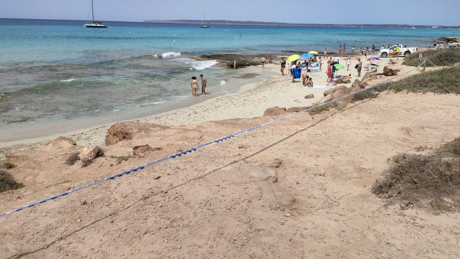 Fallece la bebé herida por un desprendimiento de rocas en una playa de Formentera