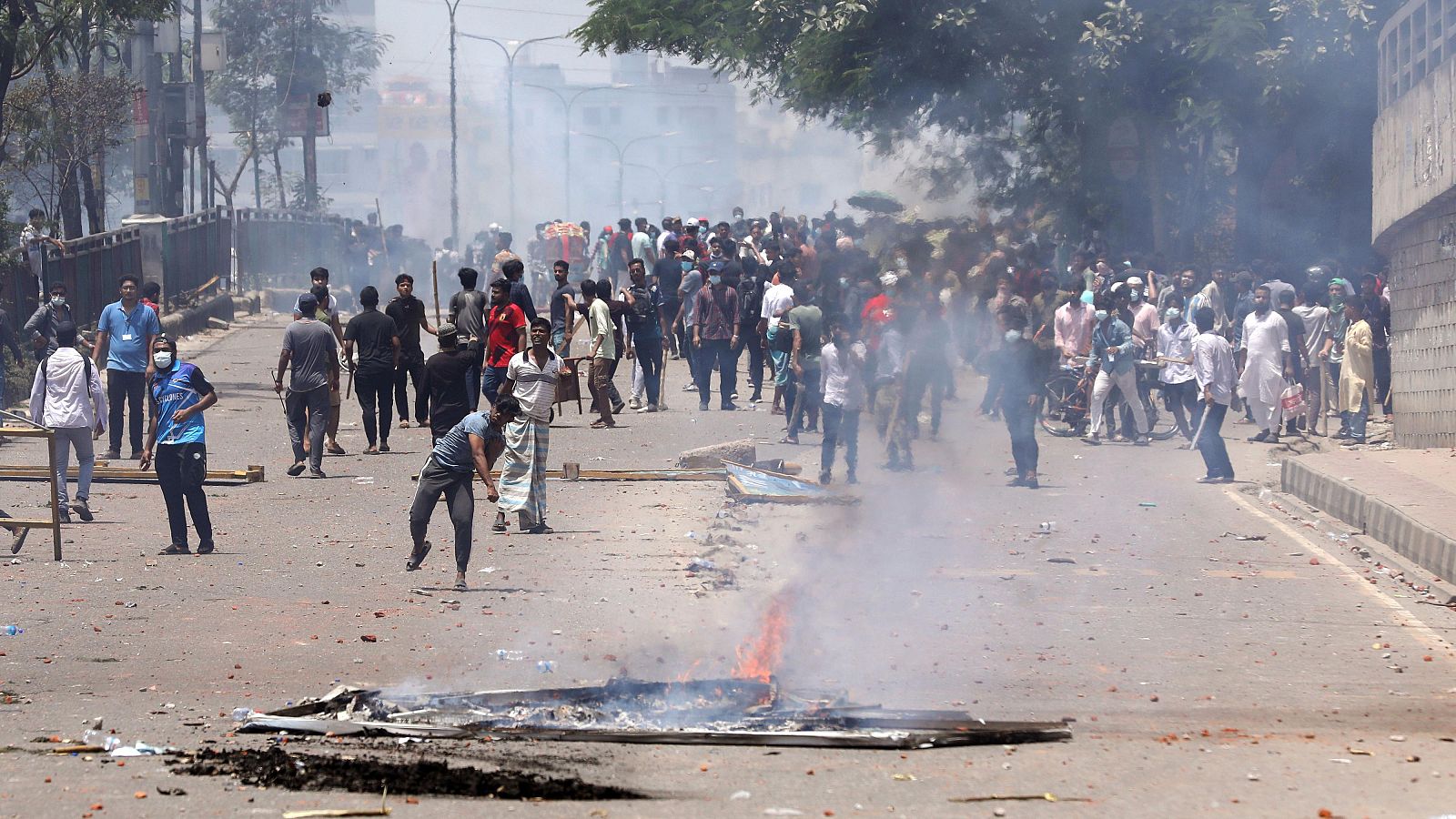 Mueren al menos 32 personas en dos semanas de protestas estudiantiles en Bangladesh