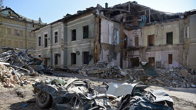 Un edificio destruido tras un ataque ruso con misiles en Kiev, Ucrania