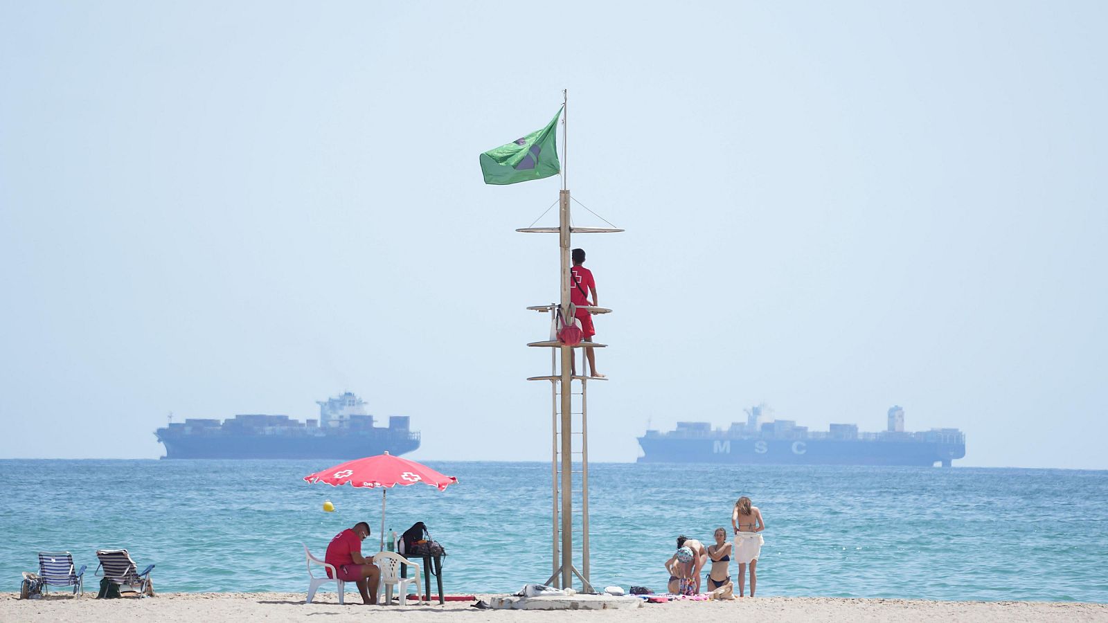 Reabierto el baño en las tres playas de Valencia afectadas por un vertido de combustible