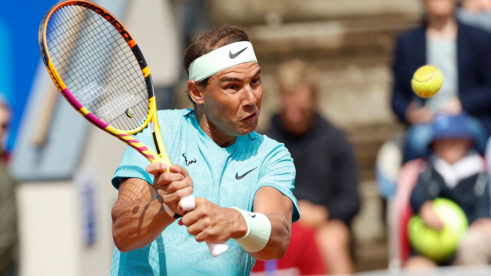 Rafa Nadal golpea una pelota en el torneo de tenis de Bastad