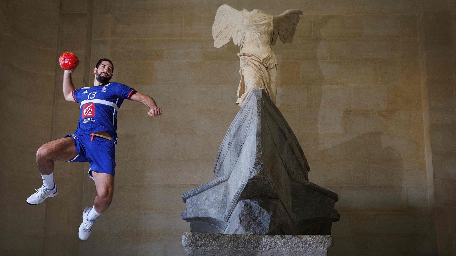 El jugador francés de balonmano Nikola Karabatic posa en el museo del Louvre junto a la escultura de la 'Victoria de Samotracia'