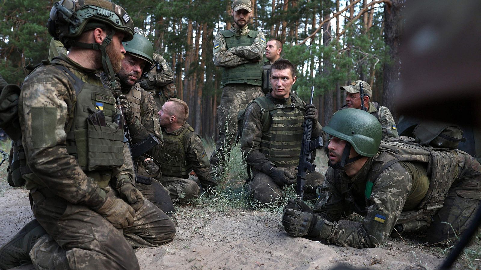 Soldados de infantería ucranianos realizan ejercicios en un lugar no especificado cerca de la línea del frente en la región de Donetsk.