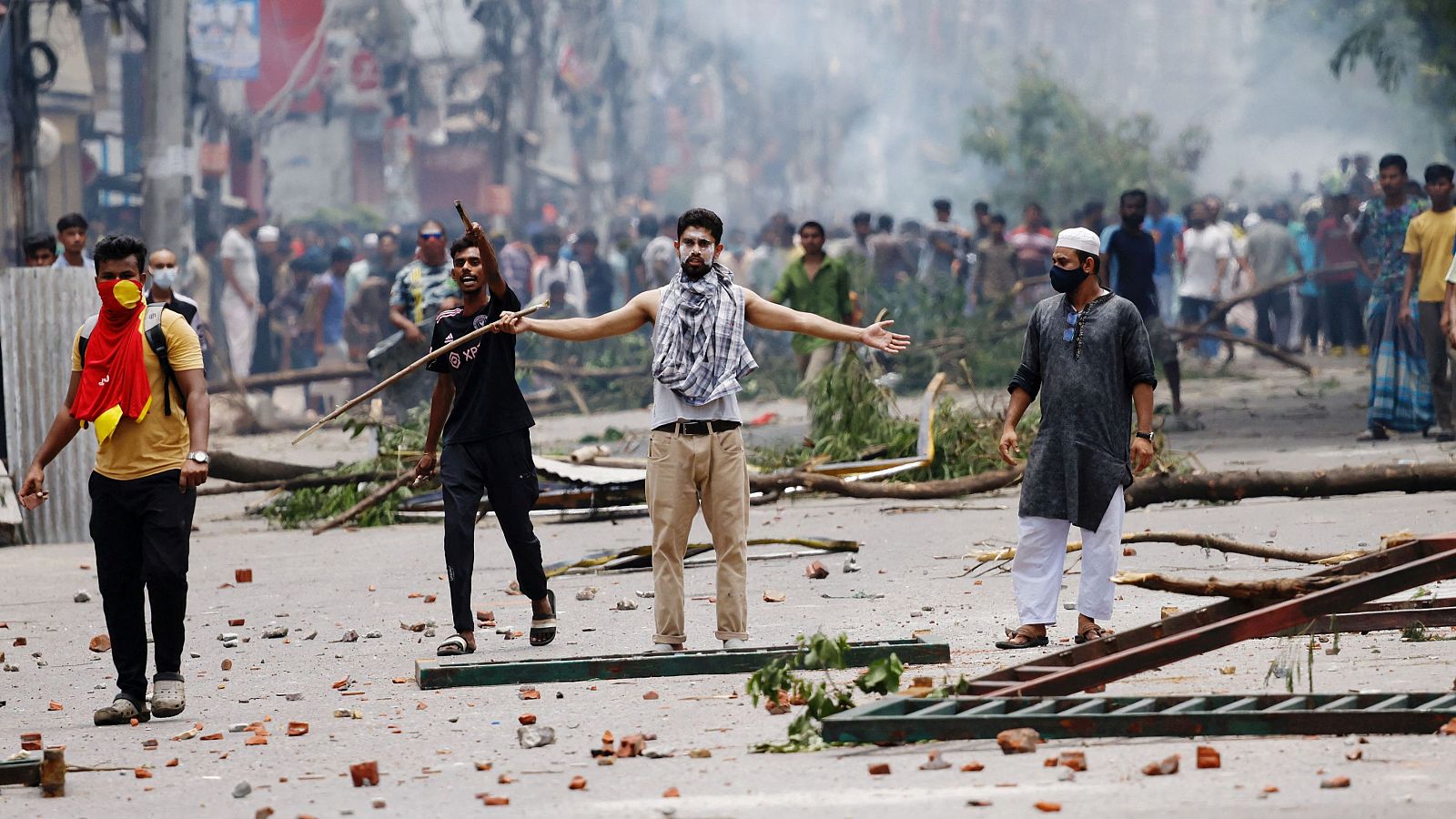 Las protestas estudiantiles en Bangladesh dejan un centenar de muertos y el toque de queda