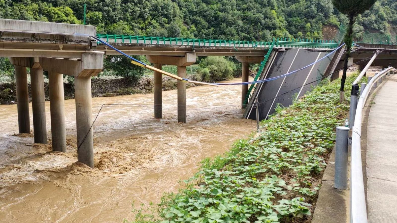 Un puente ha colapsado en China, provocando 11 muertos y 30 desaparecidos (Xinhua via AP)