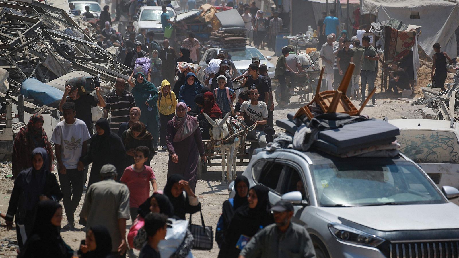 Israel mata a 70 personas y reduce de nuevo la "zona humanitaria" en torno a Jan Yunis. Imagen: palestinos huyen de los distritos orientales de Jan Yunis este lunes.