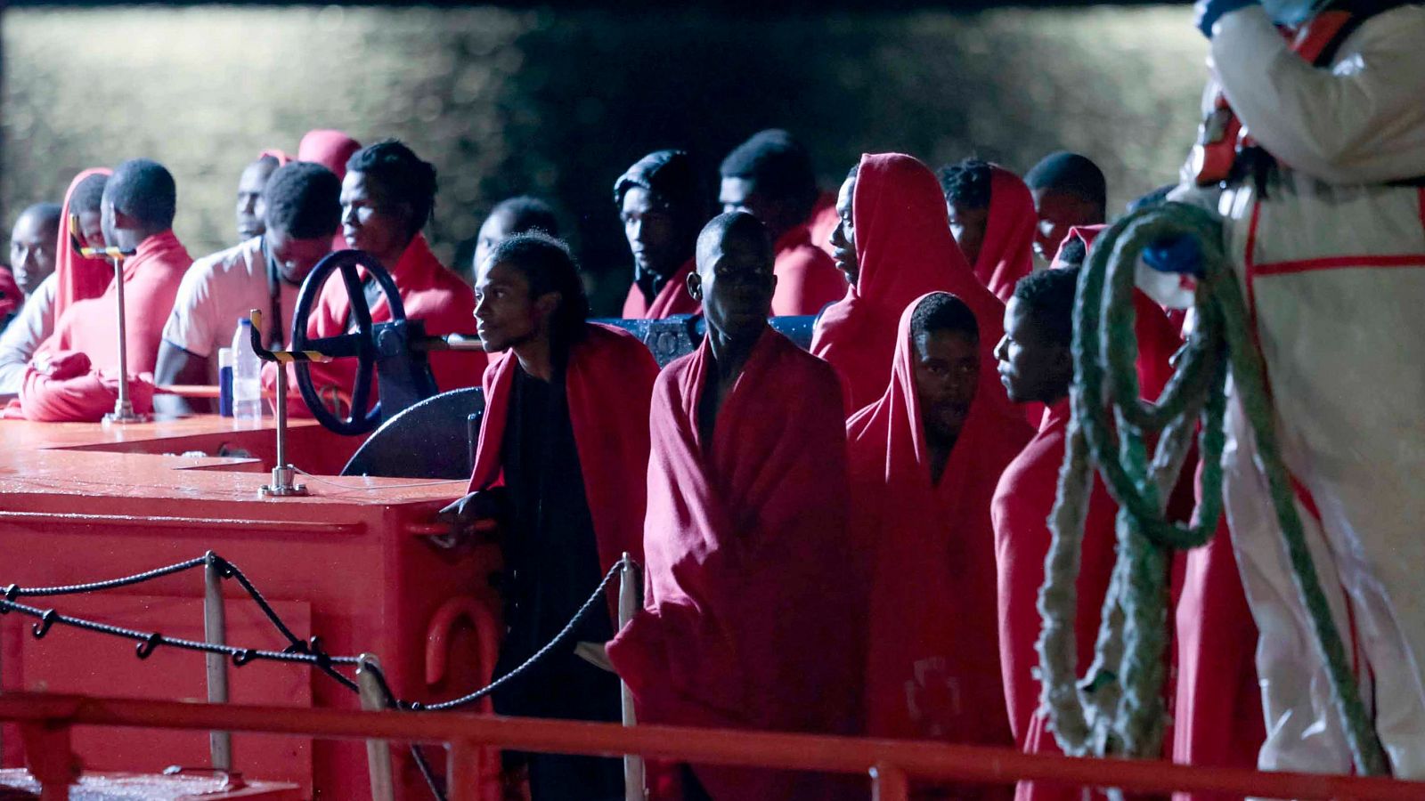 Un grupo de unos 60 inmigrantes tras su llegada al puerto de Arrecife, Lanzarote