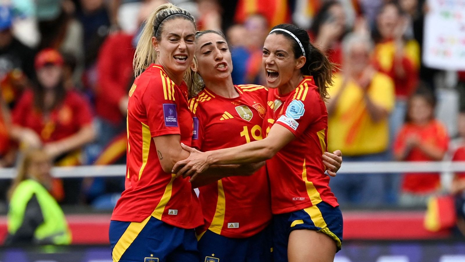 Alexia Putellas (i), Olga Carmona (c) y Aitana Bonmatí (d) celebran un gol en el último partido de preparación ante Bélgica