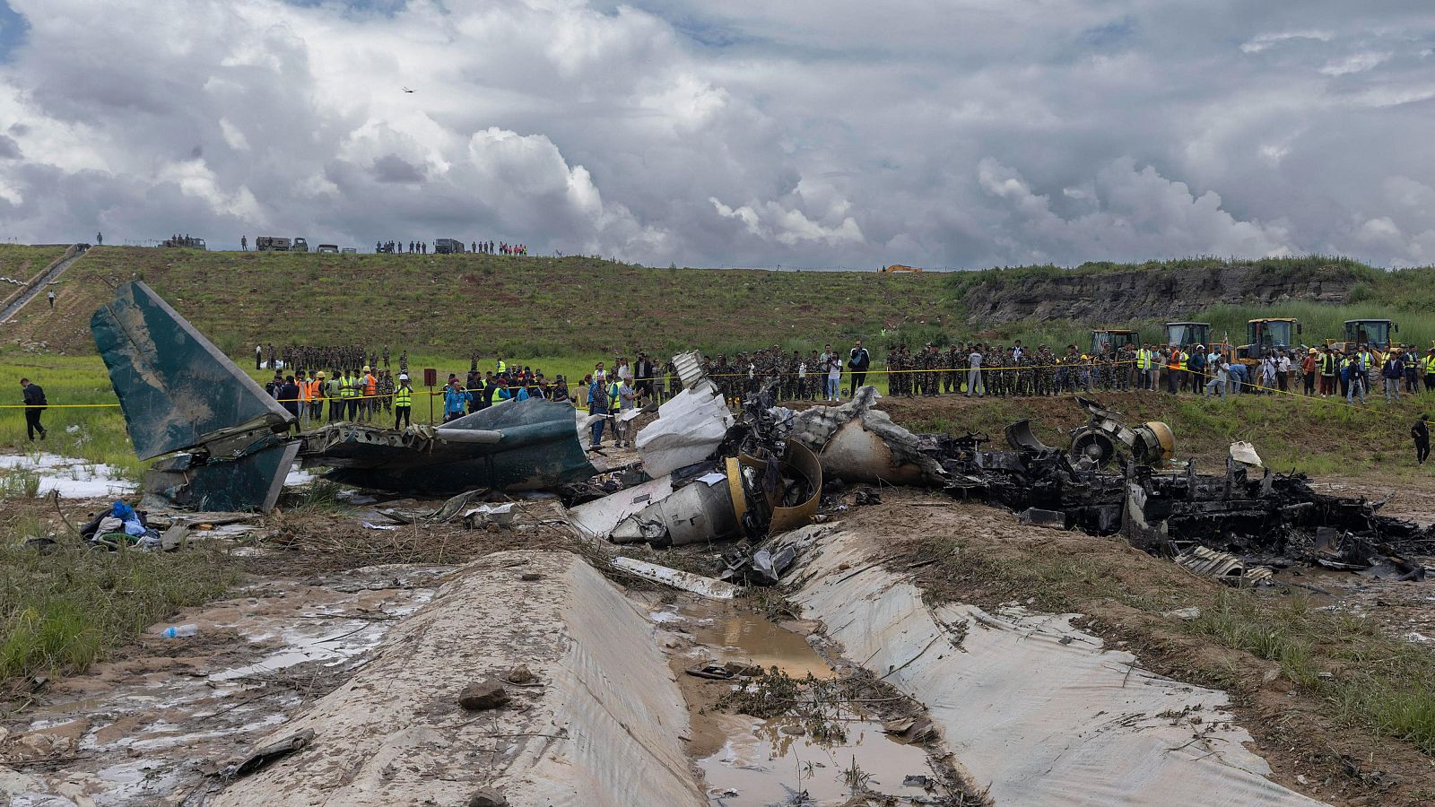 Mueren 18 personas tras estrellarse un avión durante su despegue en el aeropuerto de Katmandú (Nepal) y solo sobrevive su piloto. Imagen de las operaciones de rescate en el lugar donde se estrelló un avión en Katmandú.