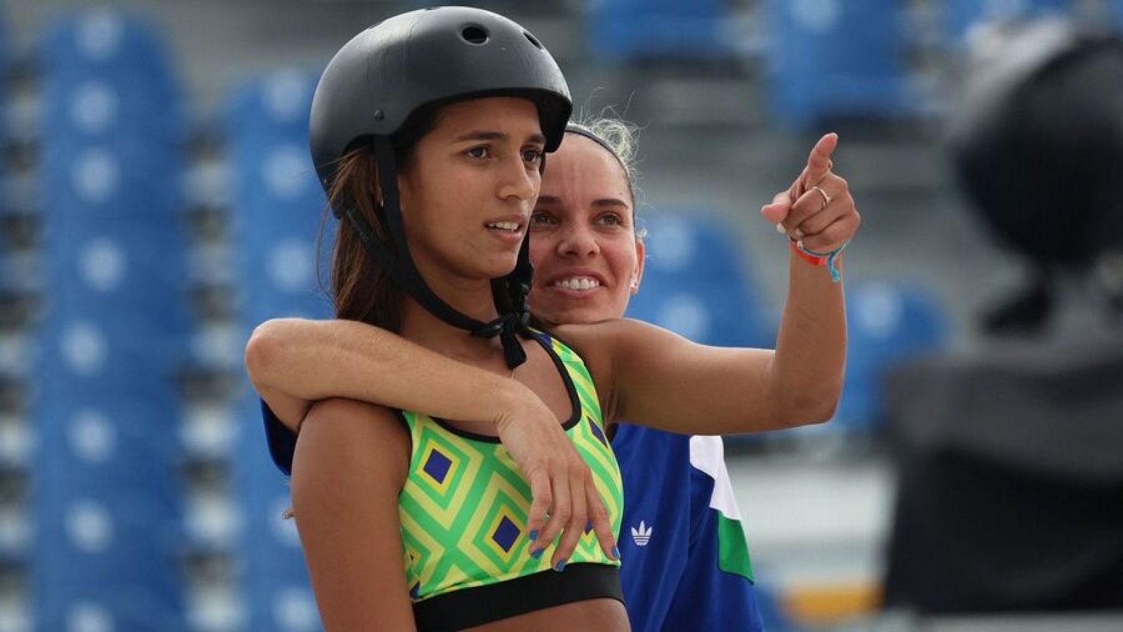 Rayssa junto a su compatriota Gabi Mazetto en las prácticas de street en La Concorde, Paris. - REUTERS