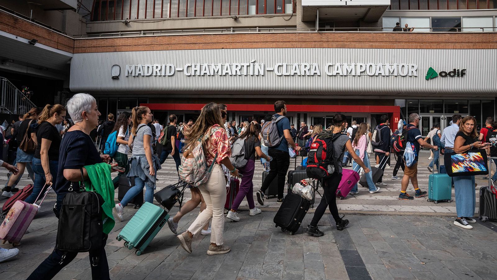 Una caída de tensión paraliza todos los trenes de Alta Velocidad de la estación de Chamartín (Madrid)