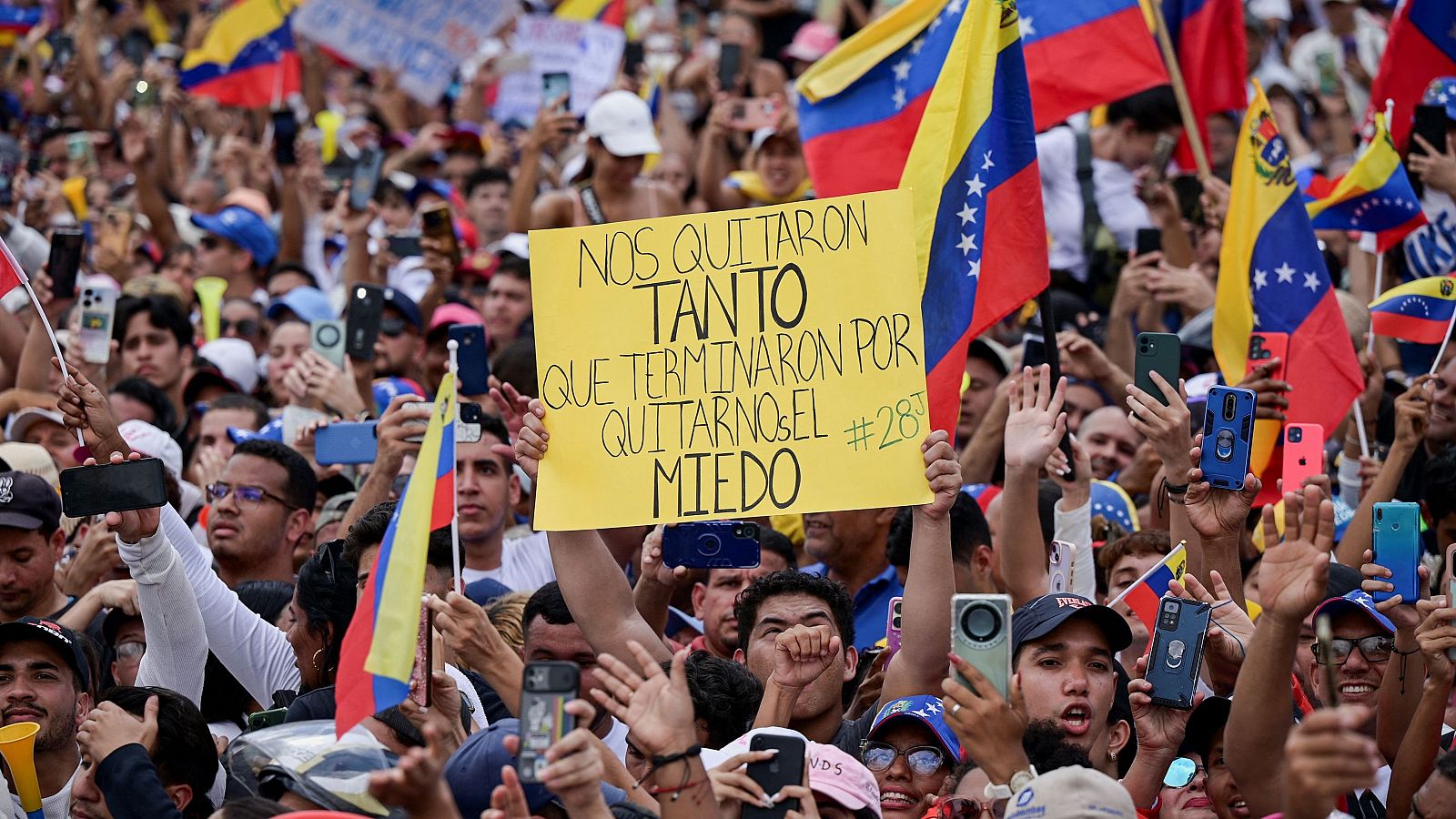 Partidarios del candidato presidencial de la oposición venezolana, Edmundo González, en un mitin de campaña para las elecciones