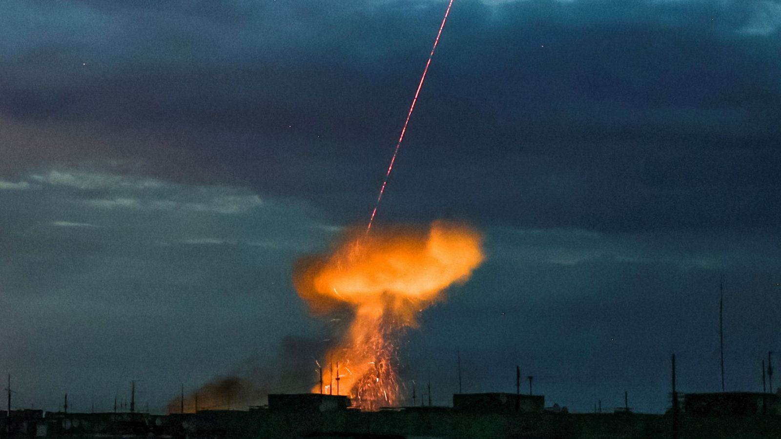 Rusia vuelve a atacar con drones la infraestructura eléctrica ucraniana. Imagen de las secuelas de un ataque ruso con drones en Kharson.