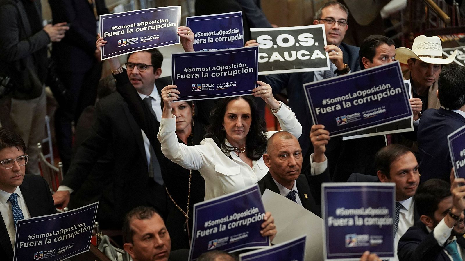 Miembros del Congreso colombiano de partidos de la oposición se manifiestan contra la corrupción, en Bogotá.