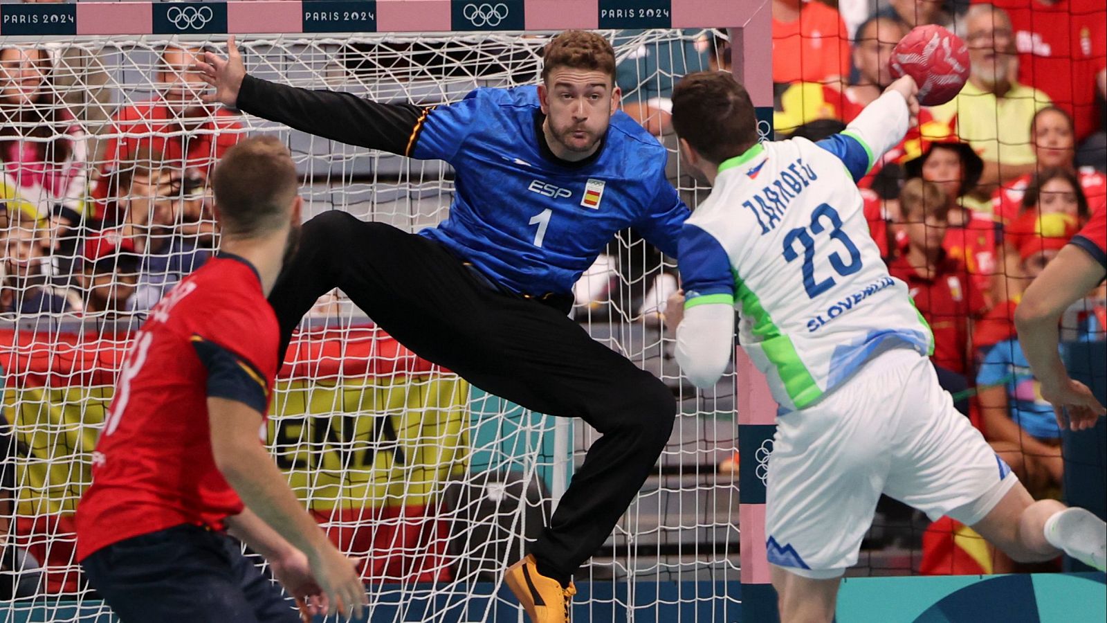 Paris 2024: Gonzalo Pérez de Vargas evita un gol en el España-Eslovenia de balonmano masculino.