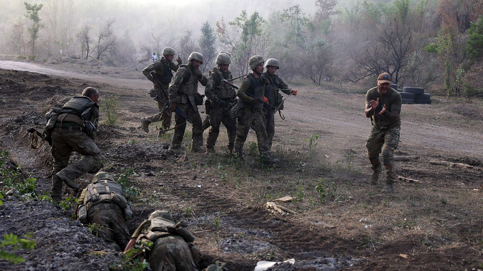 Un grupo de soldados ucranianos realiza ejercicios militares