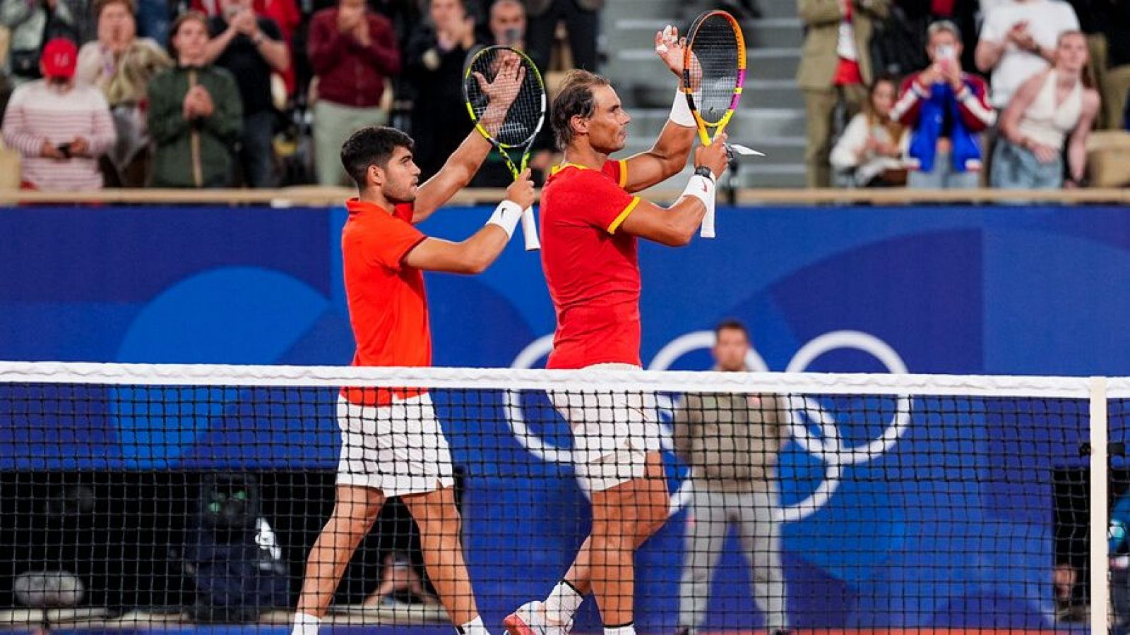 Rafael Nadal  y Carlos Alcaraz durante el primer partido del dobles masculino de París 2024