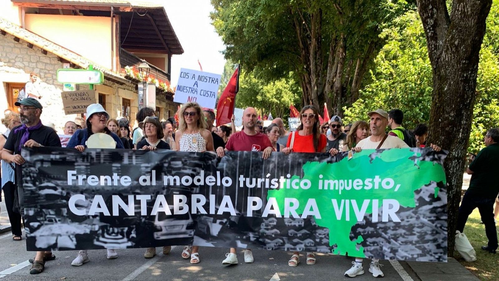 Protesta en Puente San Miguel contra el modelo turístico de Cantabria