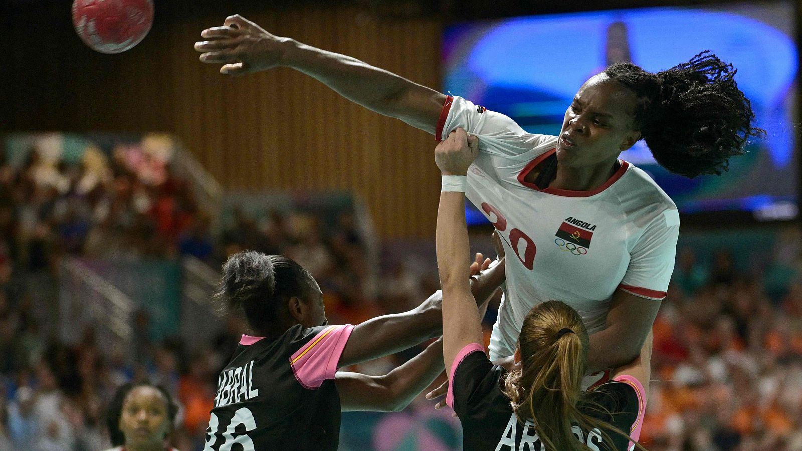 París 2024: La angoleña Silvia Pascoal lanza a portería durante el Angola-España de balonmano.