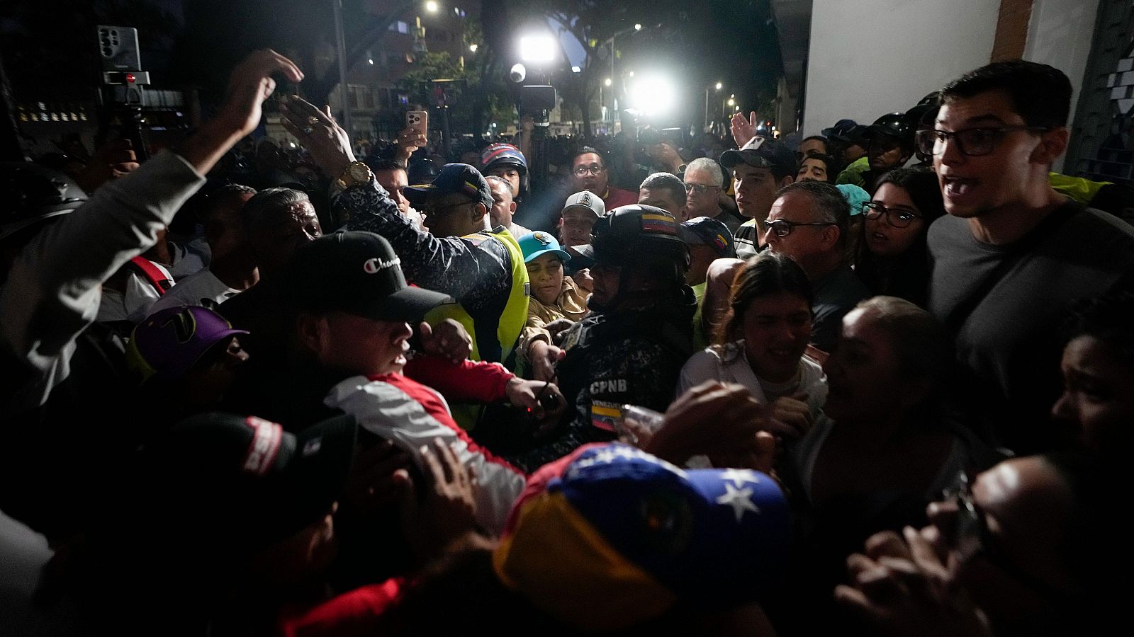 Tensión afuera de un centro de votación en las elecciones presidenciales en Caracas