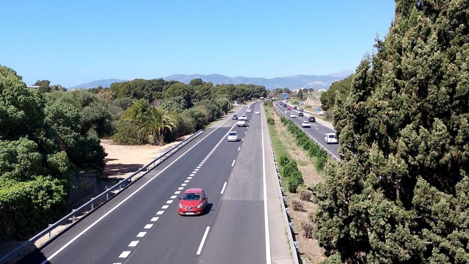 Vehículos circulando por la carretera Ma-19 de Mallorca