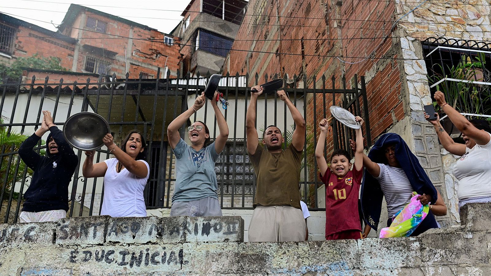 Manifestantes salen a las calles de Caracas para protestar contra la proclamación de Maduro