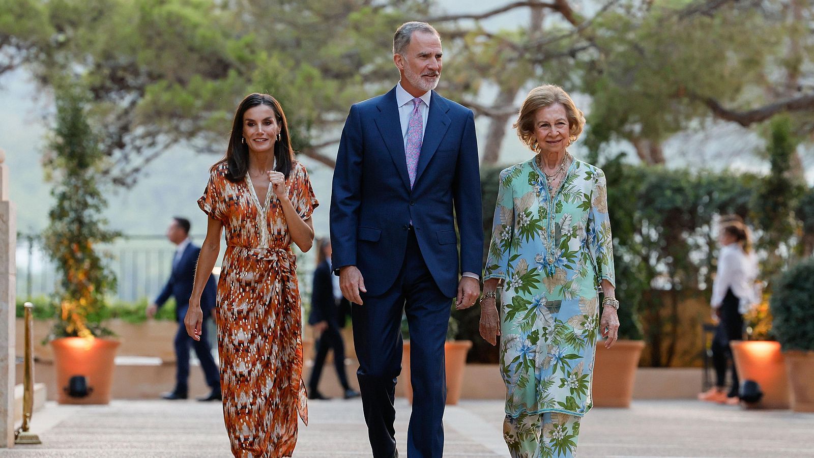 Los reyes Felipe y Letizia y la reina Sofía durante la recepción que se celebra este lunes en el Palacio de Marivent