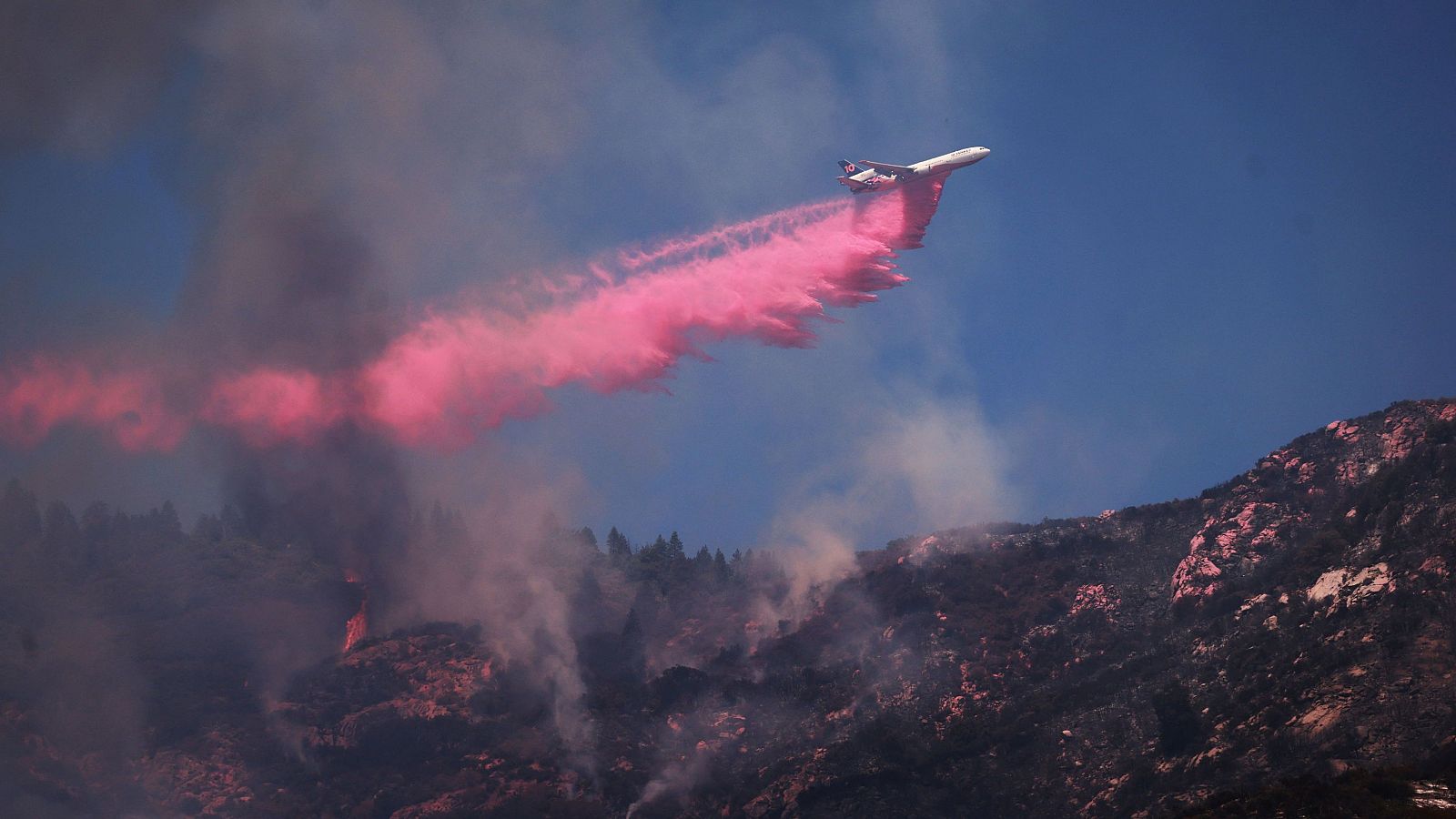 Un avión cisterna ayuda en la extinción de un incendio cerca de Lake Isabella, California