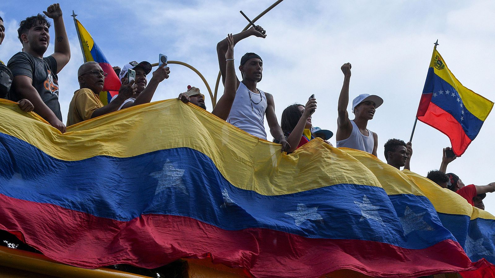 Varias personas protestan en Valencia, Venezuela, contra los resultados electorales