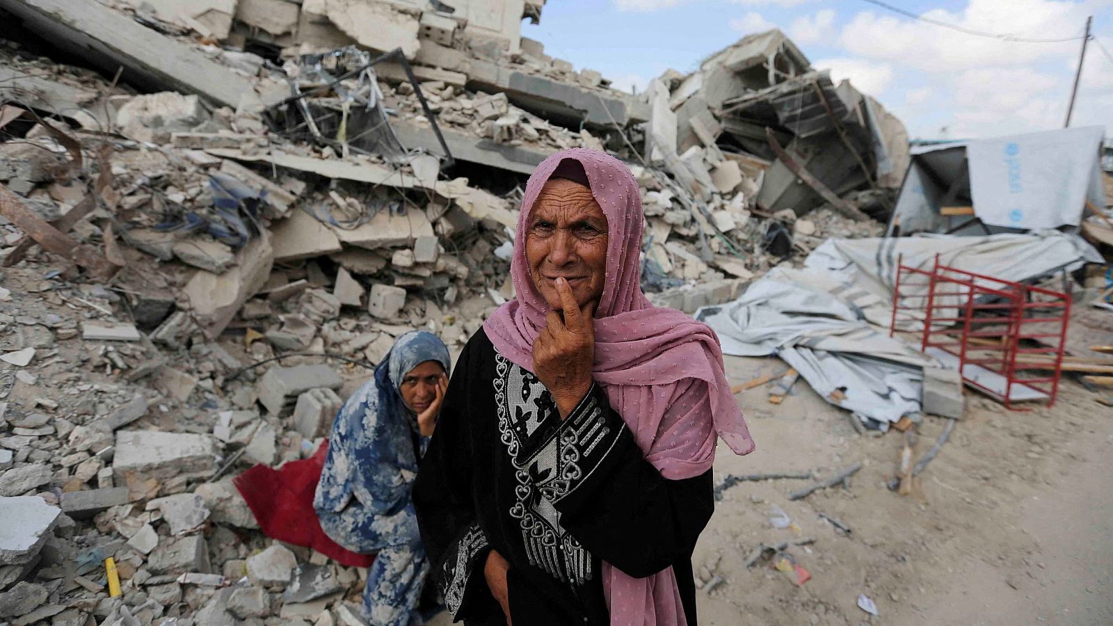 Imagen de una mujer en Jan Yunis, sur de la Frontera de Gaza.