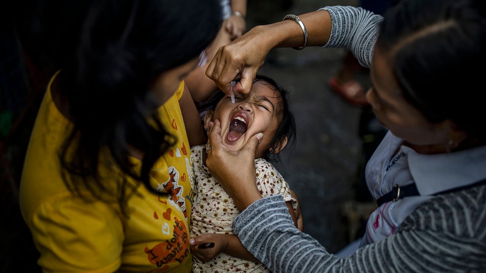 Una niña recibe la vacuna de la polio en Filipinas.