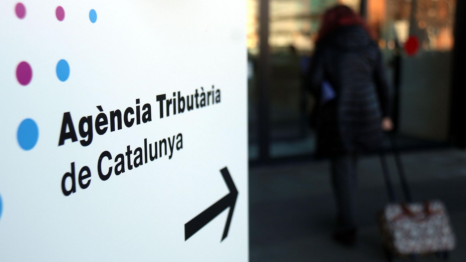 Primer pla d'un cartell de l'Agència Tributària de Catalunya (ACN | Lluís Sibils)