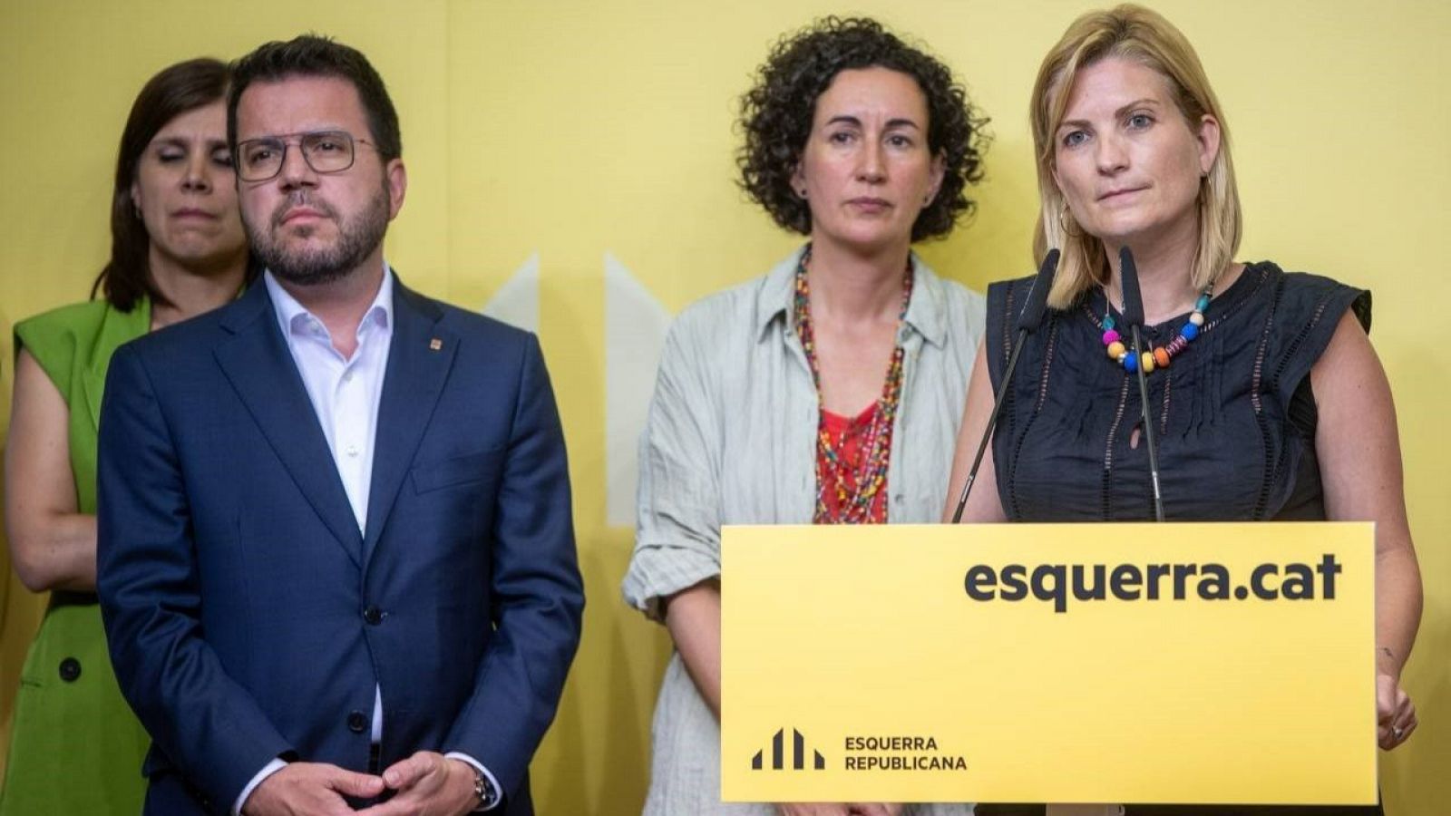 La portavoz de ERC, Raquel Sans, con el presidente de la Generalitat en funciones, Pere Aragonès, y la secretaria general de ERC, Marta Rovira