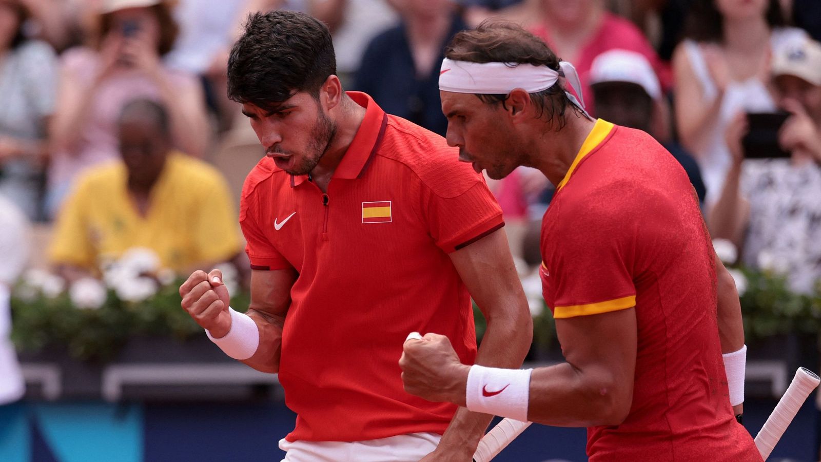 Rafa Nadal y Carlos Alcaraz celebran un punto en el dobles de los Juegos Olímpicos de París 2024