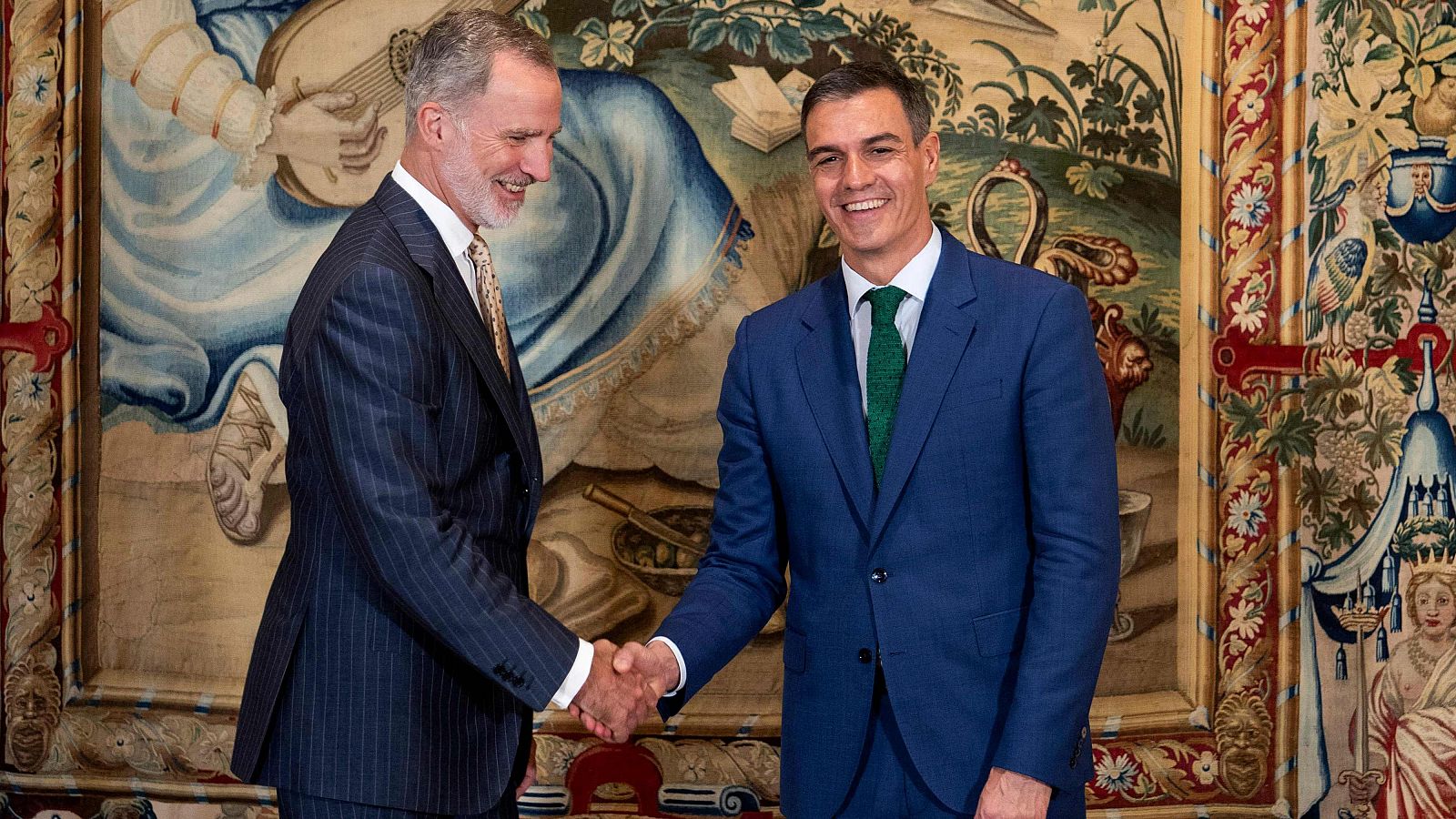 El Rey Felipe VI saluda al presidente del Gobierno, Pedro Sánchez, a su llegada al Palacio de la Almudaina de Palma