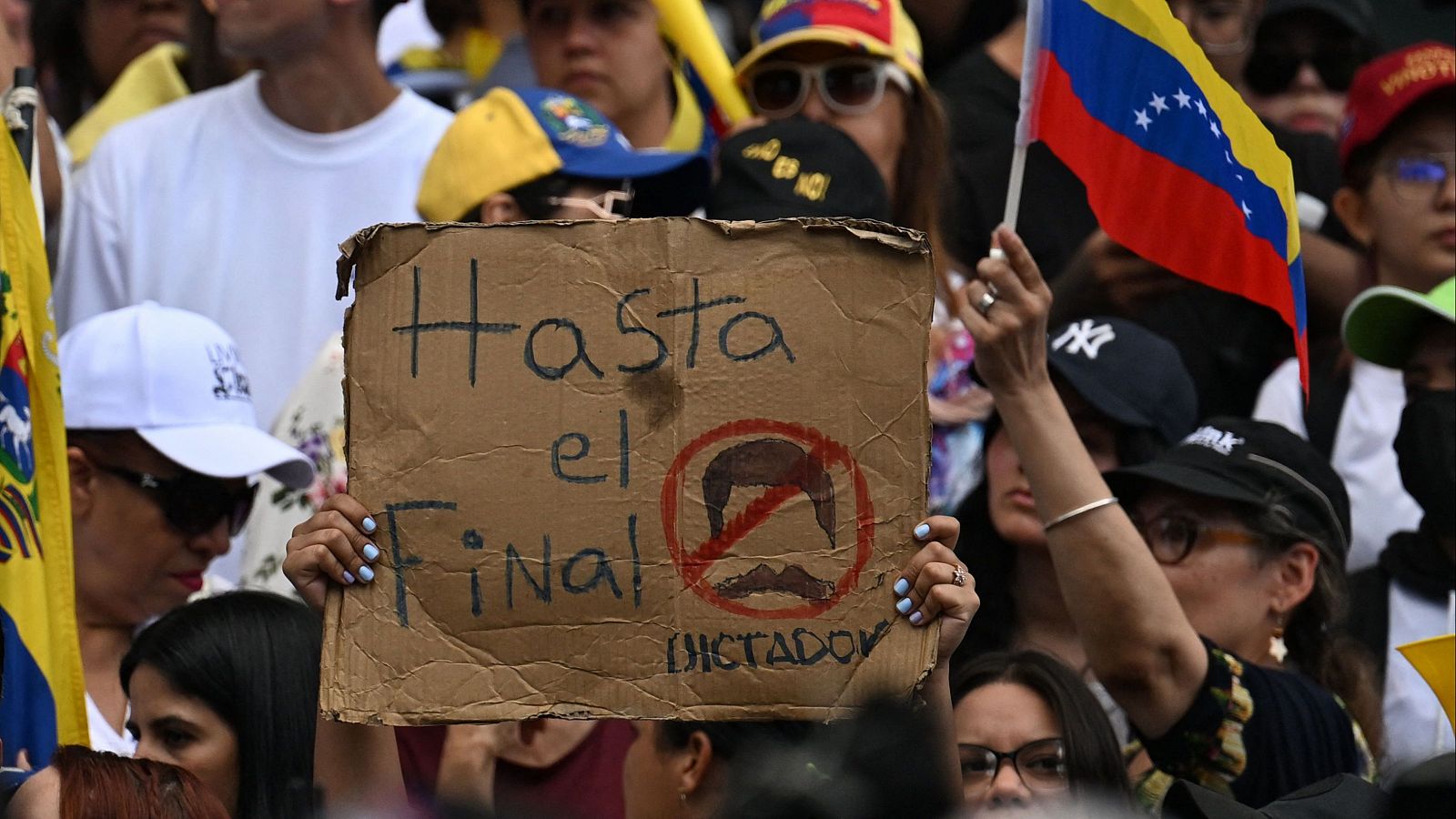 Varios manifestantes protestan contra los resultados electorales en Caracas, Venezuela