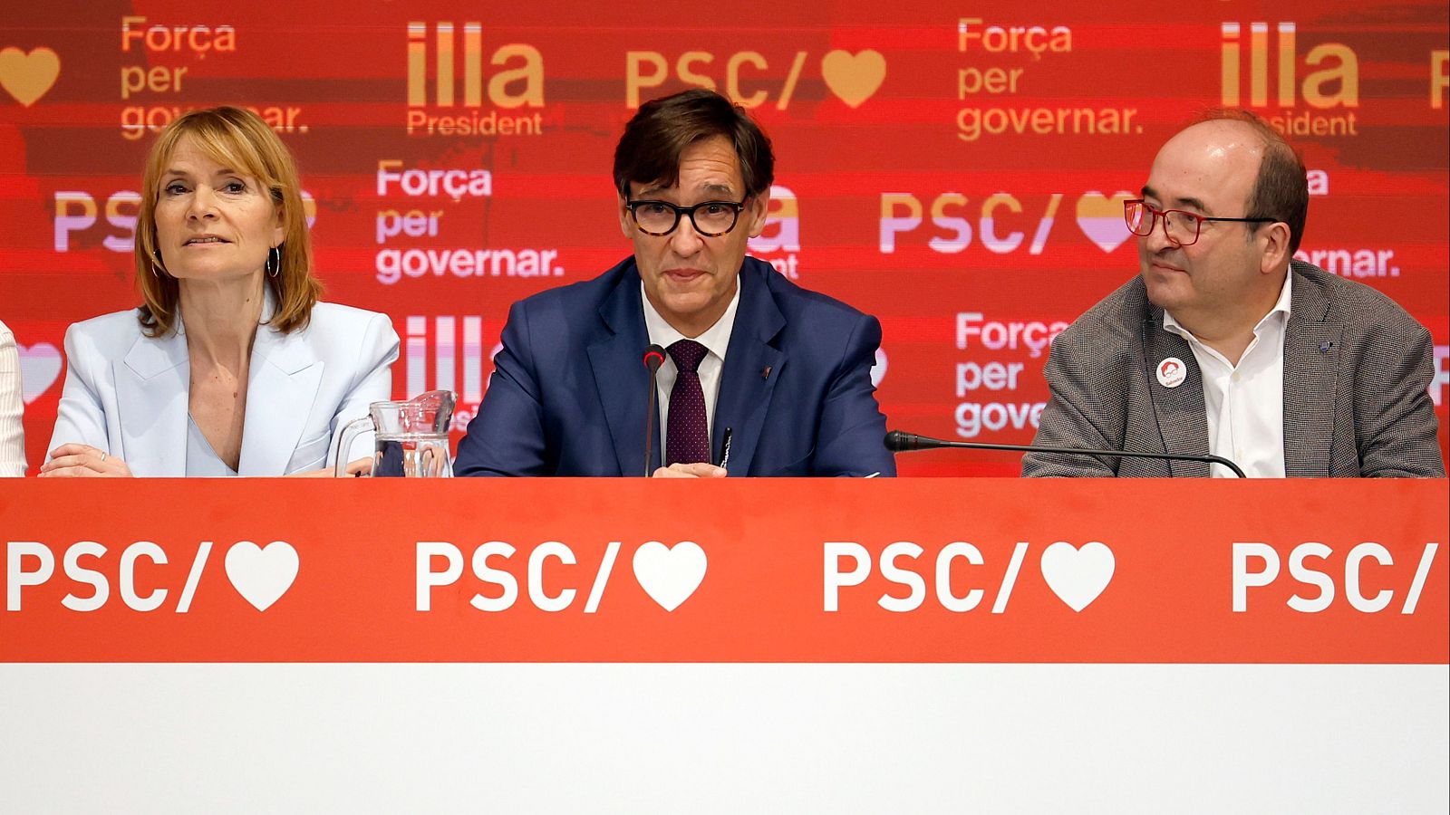 Imagen de archivo del candidato a la Generalitat, Salvador Illa (c), el presidente del PSC, Miquel Iceta (d), y la vicesecretaria primera, Lüisa Moret (i)