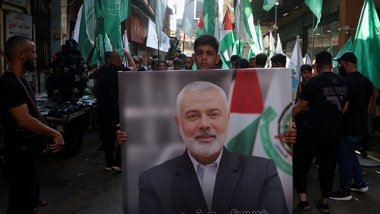 Un joven palestino porta la imagen del líder político de Hamas, Ismail Haniyeh